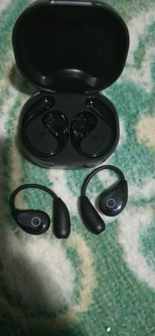 Cascos grises y multicolor