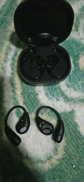 Cascos grises y multicolor