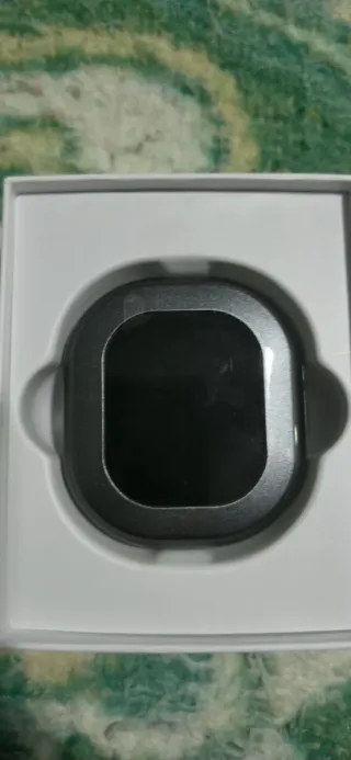 Cascos grises y multicolor