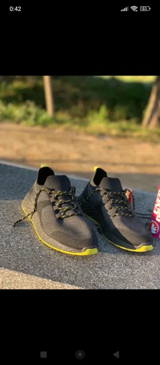 Zapatillas deportivas negras y amarillas talla 42