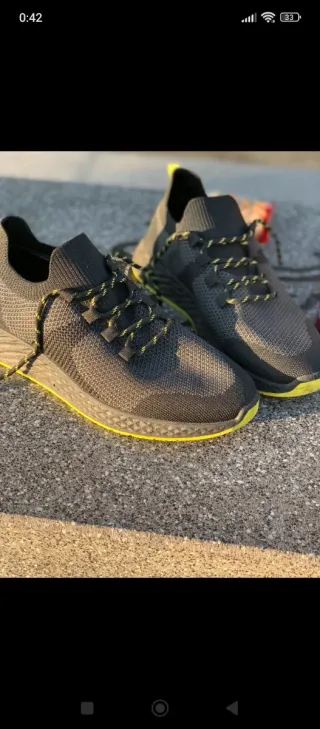 Zapatillas deportivas negras y amarillas talla 42