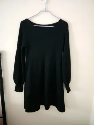 Vestido de punto negro manga abullonada. Talla s