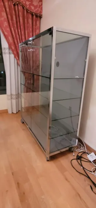 Vitrina expositora de cristal y metal con llave