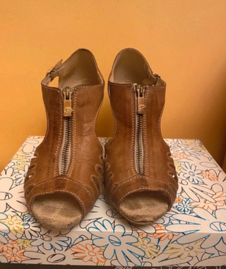 Sandalias de tacón marrones