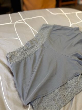 Short deportivo gris