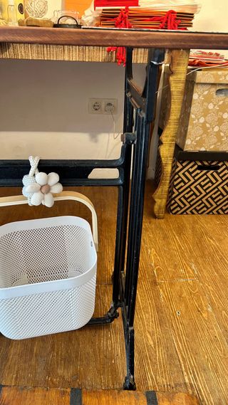 Mesa de máquina de coser antigua