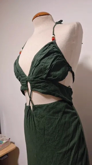 Vestido largo verde con volantes cut out