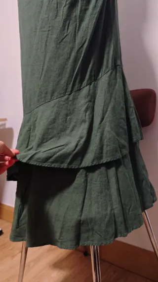 Vestido largo verde con volantes cut out