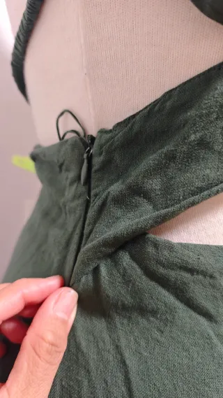 Vestido largo verde con volantes cut out