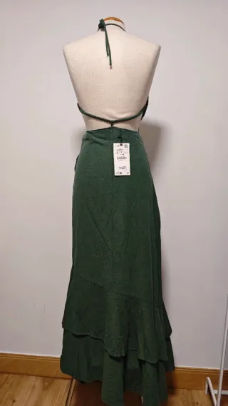 Vestido largo verde con volantes cut out
