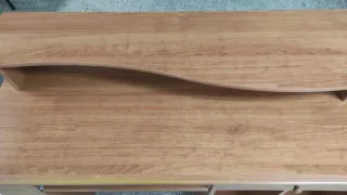 Escritorio de madera con bandeja