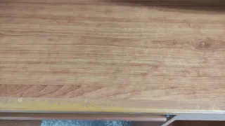 Escritorio de madera con bandeja