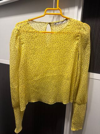 Blusa amarilla con estampado de corazones