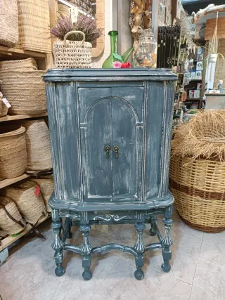Mueble antiguo azul y marrón