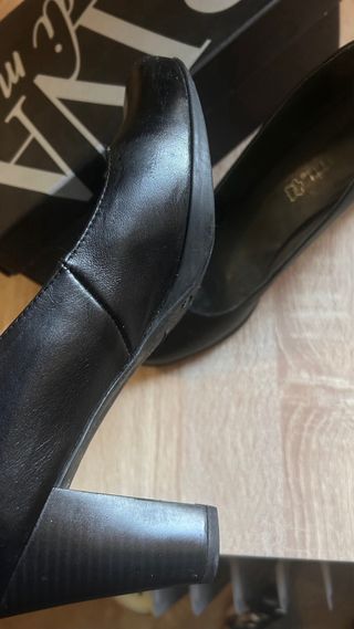 Zapatos de salón negros tacón. Piel