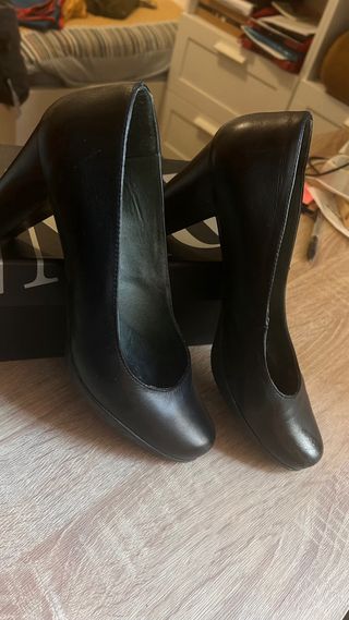 Zapatos de salón negros tacón. Piel