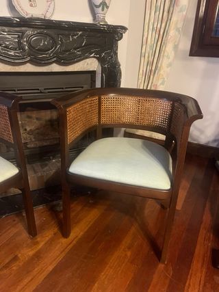 Elegantes sillas antiguas de madera y ratán