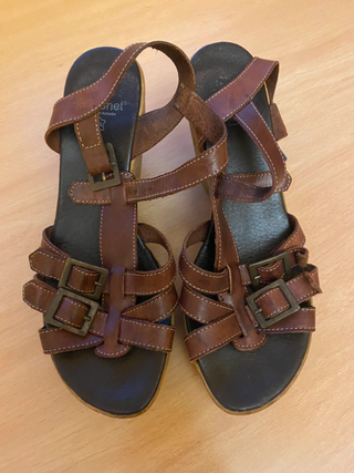 Sandalias cuña piel marrón