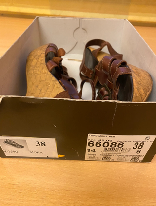 Sandalias cuña piel marrón