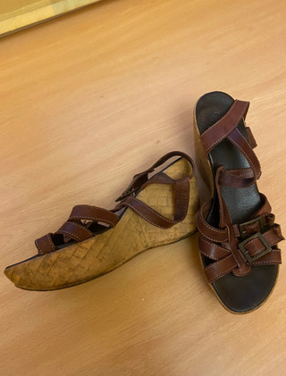 Sandalias cuña piel marrón