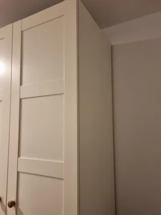 Armario blanco de madera