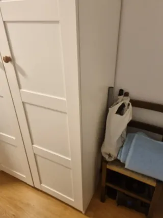 Armario blanco de madera