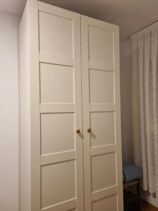 Armario blanco de madera