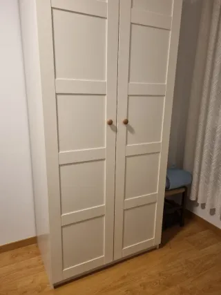 Armario blanco de madera