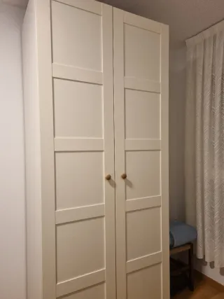 Armario blanco de madera