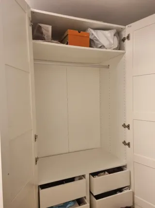 Armario blanco de madera