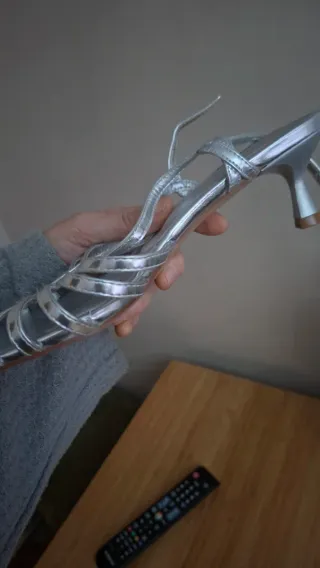 Conjunto sandalias y bolso plateados