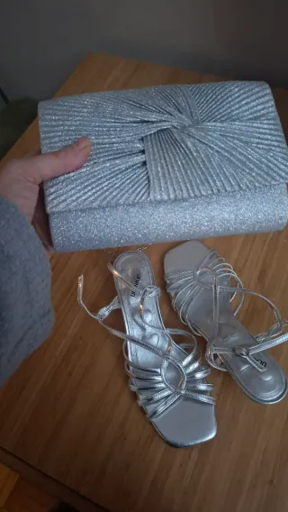 Conjunto sandalias y bolso plateados