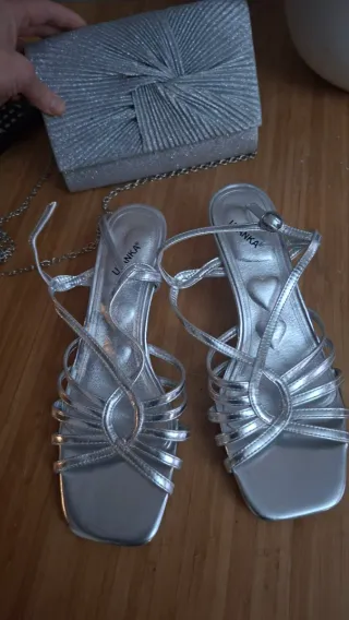 Conjunto sandalias y bolso plateados