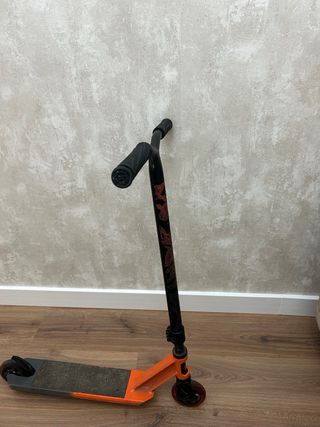 Patinete naranja y negro