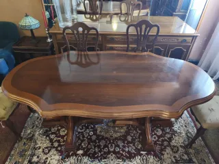 Mesa de comedor antigua de madera