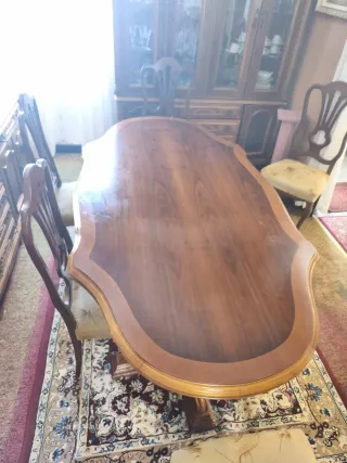 Mesa de comedor antigua de madera