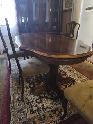 Mesa de comedor antigua de madera