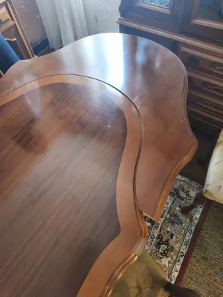 Mesa de comedor antigua de madera