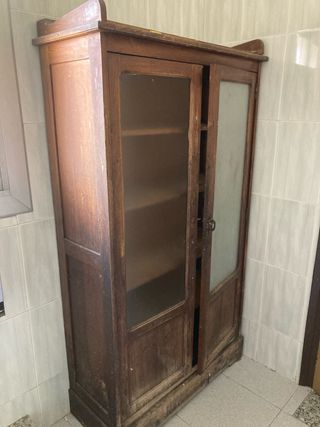 Armario antiguo de madera y cristal
