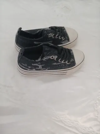 Zapatillas de calle negras y grises