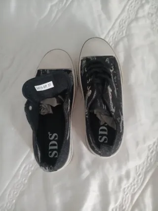 Zapatillas de calle negras y grises