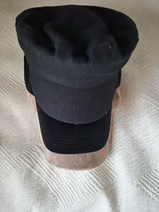 Gorra de terciopelo con pompón