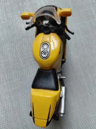 Suzuki Gsx R600 Escala 1/18 Maisto