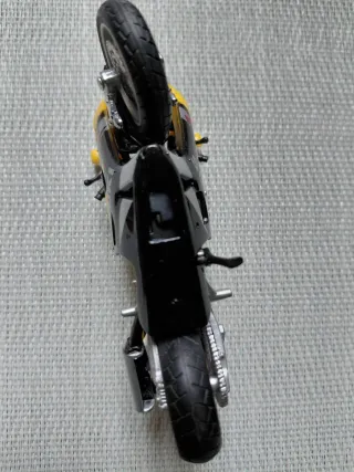 Suzuki Gsx R600 Escala 1/18 Maisto