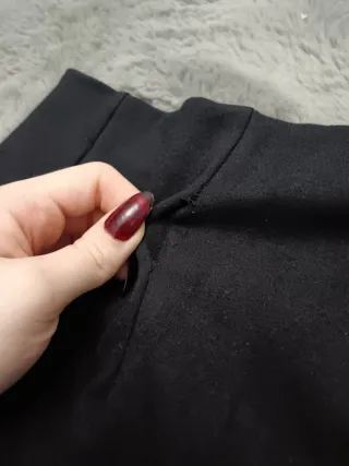 Falda corta negra con abertura