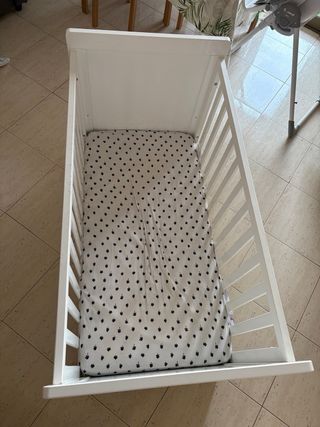 Cuna blanca para bebé
