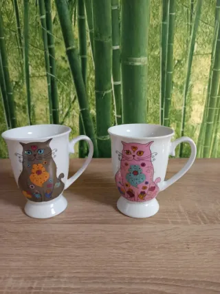 Taza de porcelana con gato multicolor