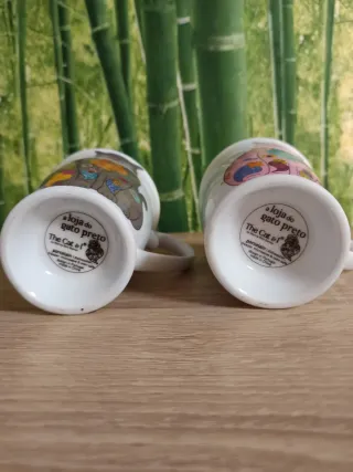 Taza de porcelana con gato multicolor