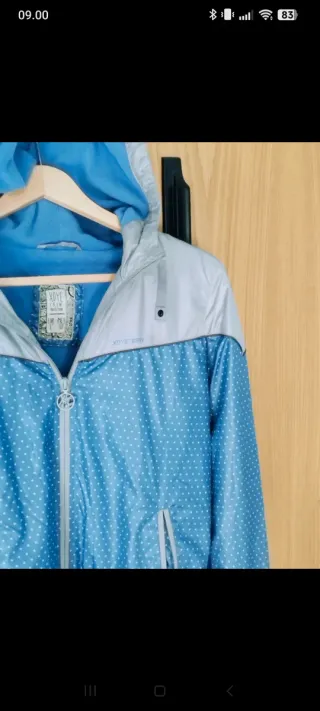 Cortavientos azul y gris con lunares