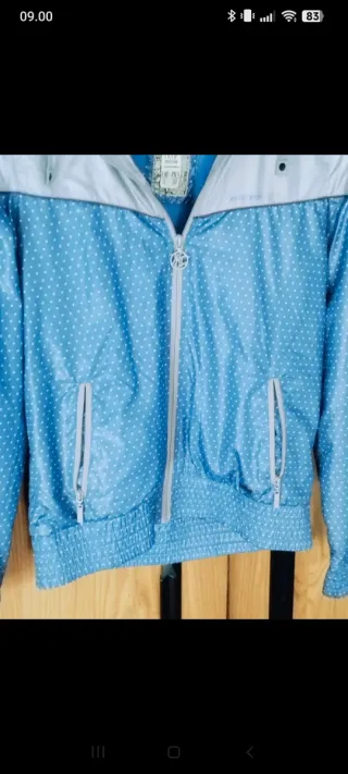 Cortavientos azul y gris con lunares